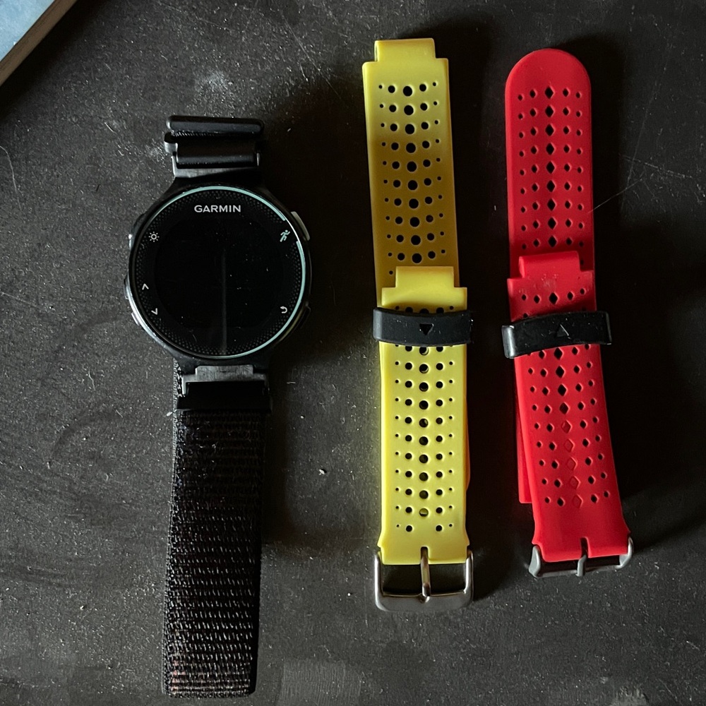 Garmin Forerunner 235 + charger + silicone bands
